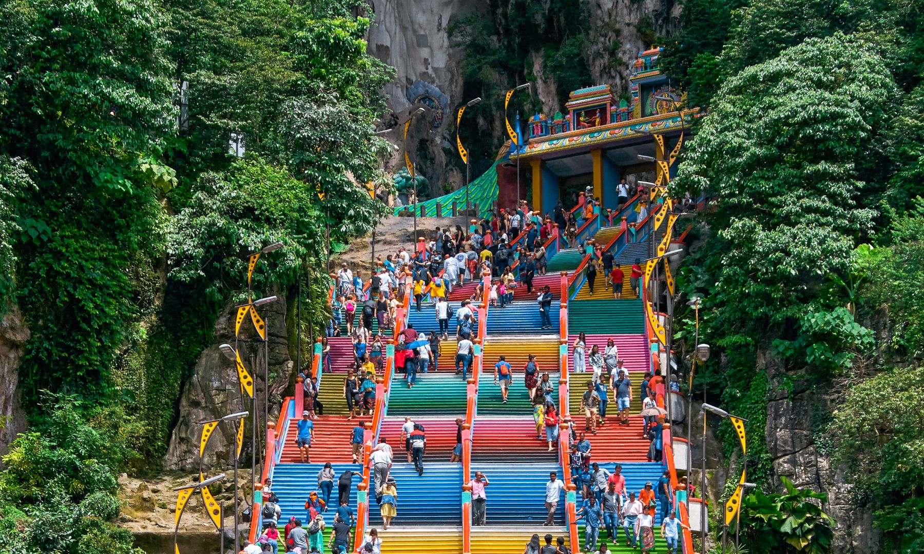 マレーシアのヒンドゥー教徒の聖地・バトゥー洞窟へご案内